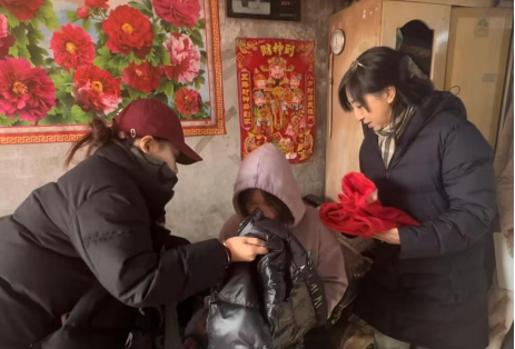 图二 市儿童福利院院长冯继红(右一)一行走访慰问困境儿童.png