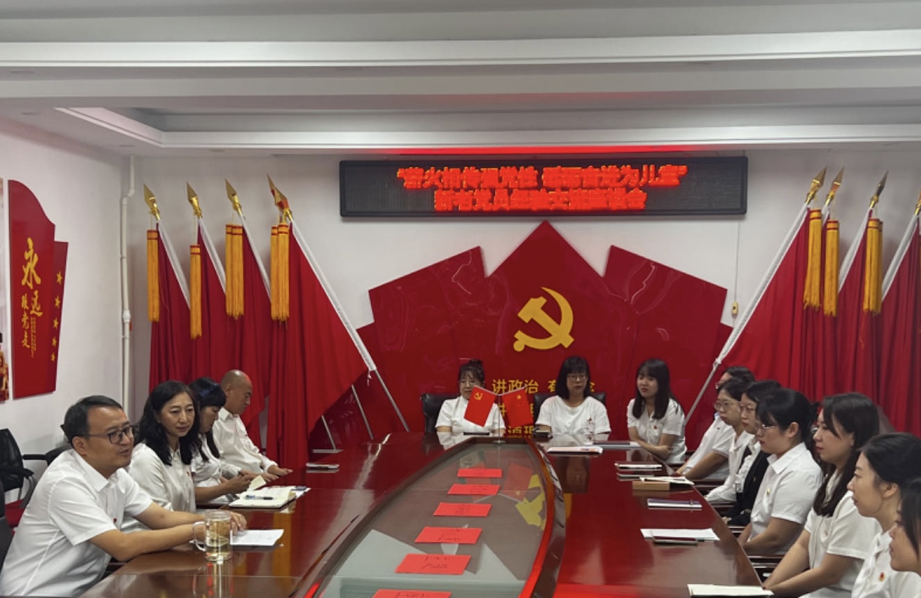 图二 院党总支书记宋辉同志(左一)对青年同志提出殷切期望.jpg